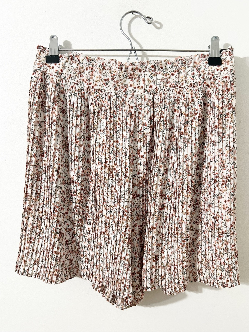 LOFT Size Small Pleated Flitsy Floral Skort Shorts High Waist Elastic Waist